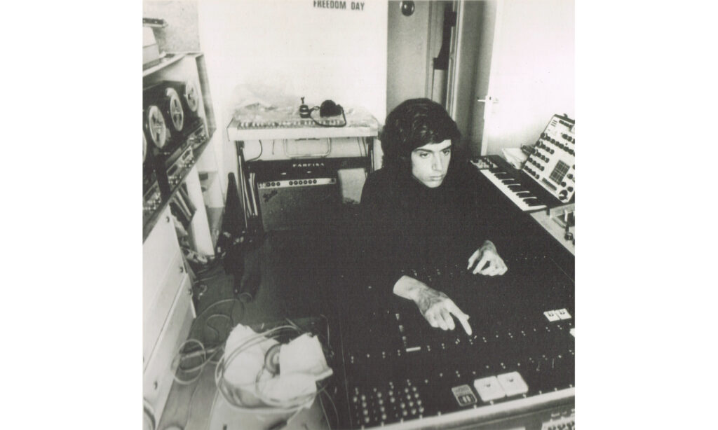 Jean Michel Jarre in seinem ersten HomeStudio (Bildquelle: Oxygene Triology 40th Anniversary Edition: Print)