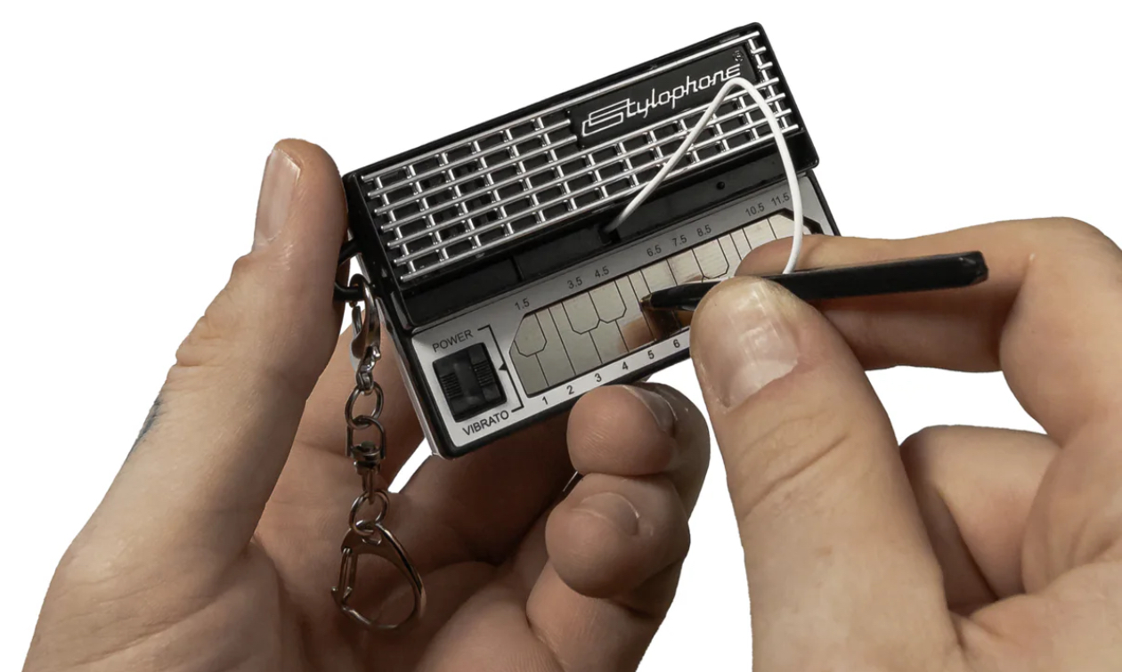 Dübreq Stylophone Mini für die Hosentasche mit großem Sound Artikelbild