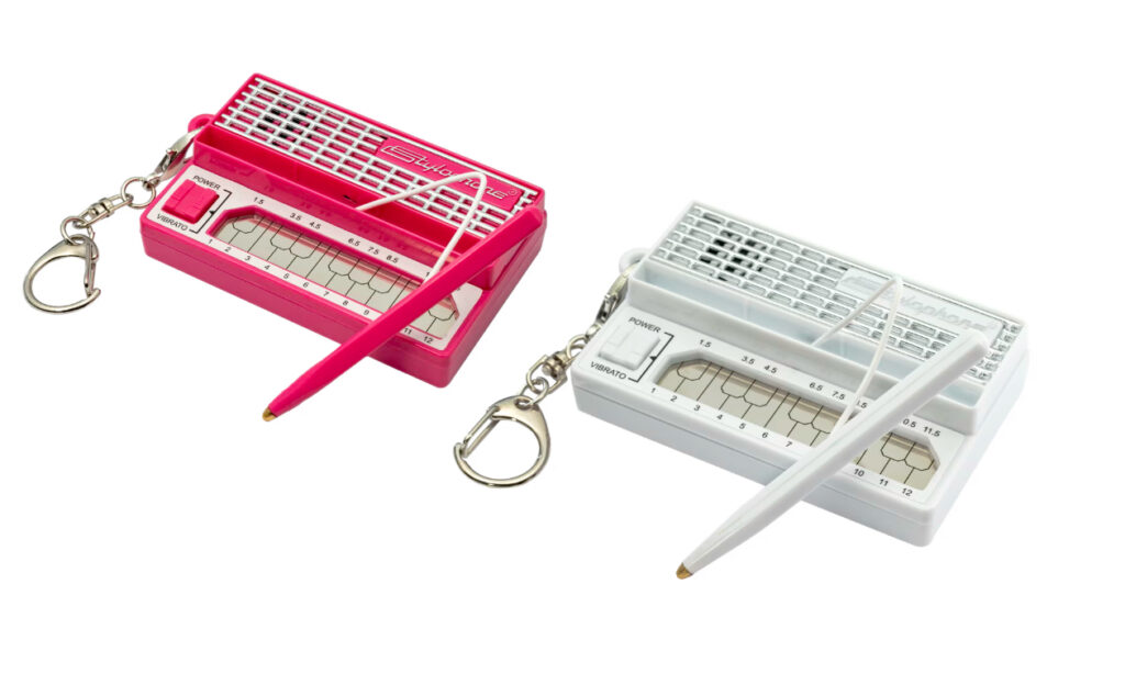 Stylophone Mini in Weiß und Pink (Bildquelle:Dübreq )