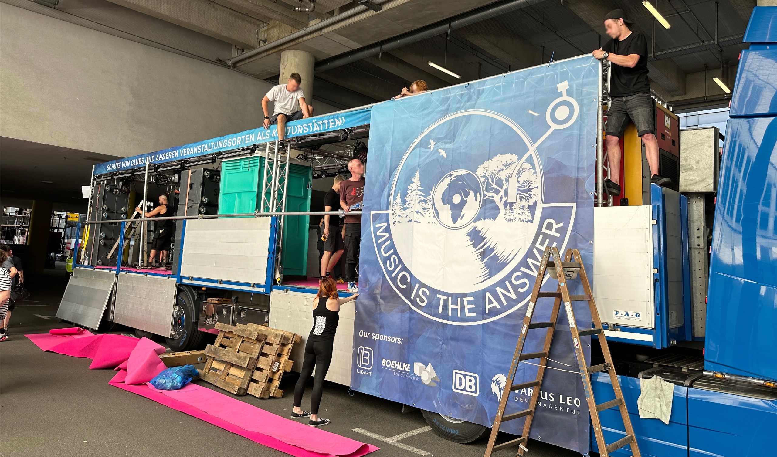 Wie bringt man einen Wagen auf die Berliner Rave The Parade