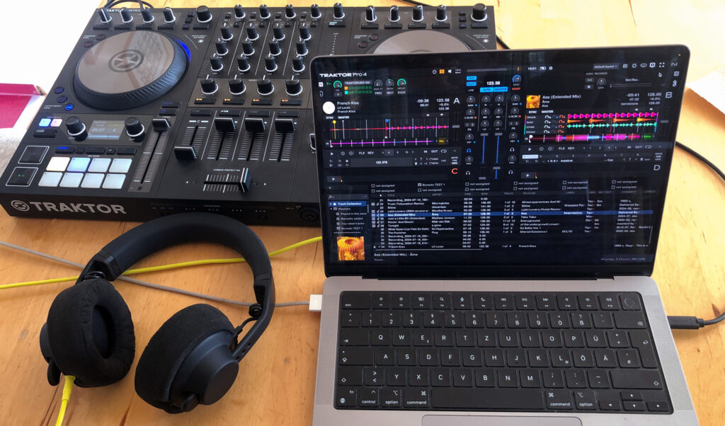 Traktor 4 Pro, Kontrol S4 Mk3 und Kopfhörer