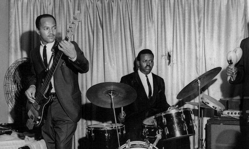 James Jamerson am Bass mit Drummer Uriel Jones (Credit: Alamy Stock Foto / Cinematic)
