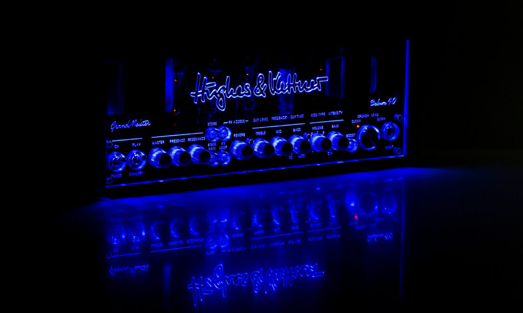 Typisches Hughes & Kettner-Design mit Plexiglasfront und blau beleuchteter Beschriftung.