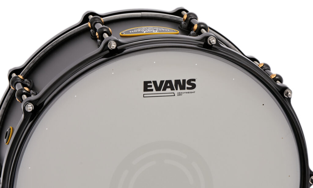 Das doppellagige Evans 14" Heavyweight Dry klingt sehr kontrolliert und ist auf maximale Haltbarkeit ausgelegt.