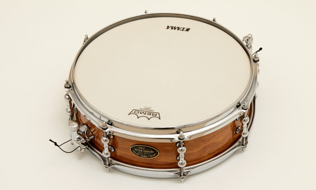 Einlagige, weiß beschichtete Modelle wie das Ambassador Coated gehören zu den meistverwendeten Snare-Fellen. 