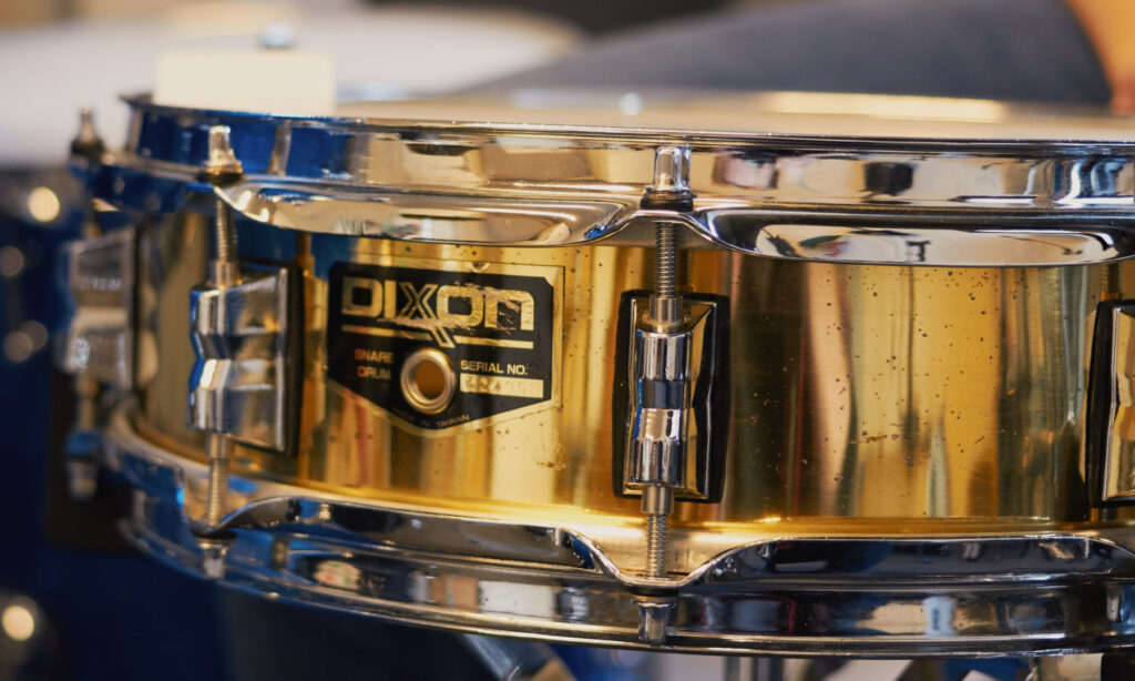 Piccolo Snares aus Messing eignen sich super für prägnante Rimshots.