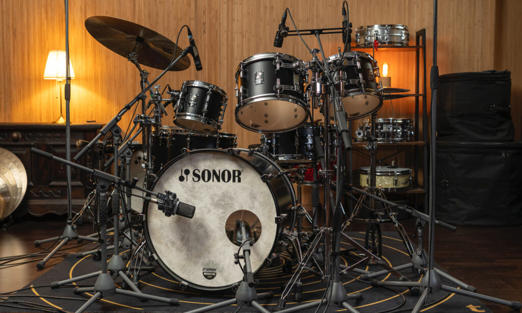 Ein Loch im Resonanzloch macht den Ton der Bassdrum kürzer, zudem kann die Trommel so leichter mikrofoniert und gedämpft werden.