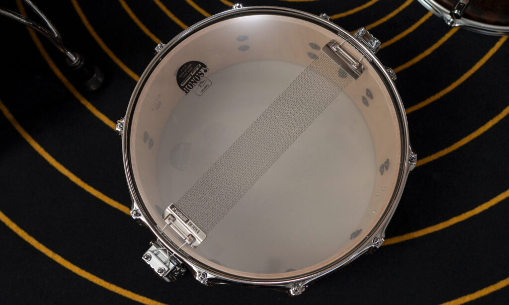 Viele Snares klingen leblos, weil das Resonanzfell – ähnlich wie bei einem Tom – viel zu wenig gespannt wird. Das Snaredrum-Resofell sollte aber einen wesentlich höheren Pitch als alle anderen Trommeln im Set haben.