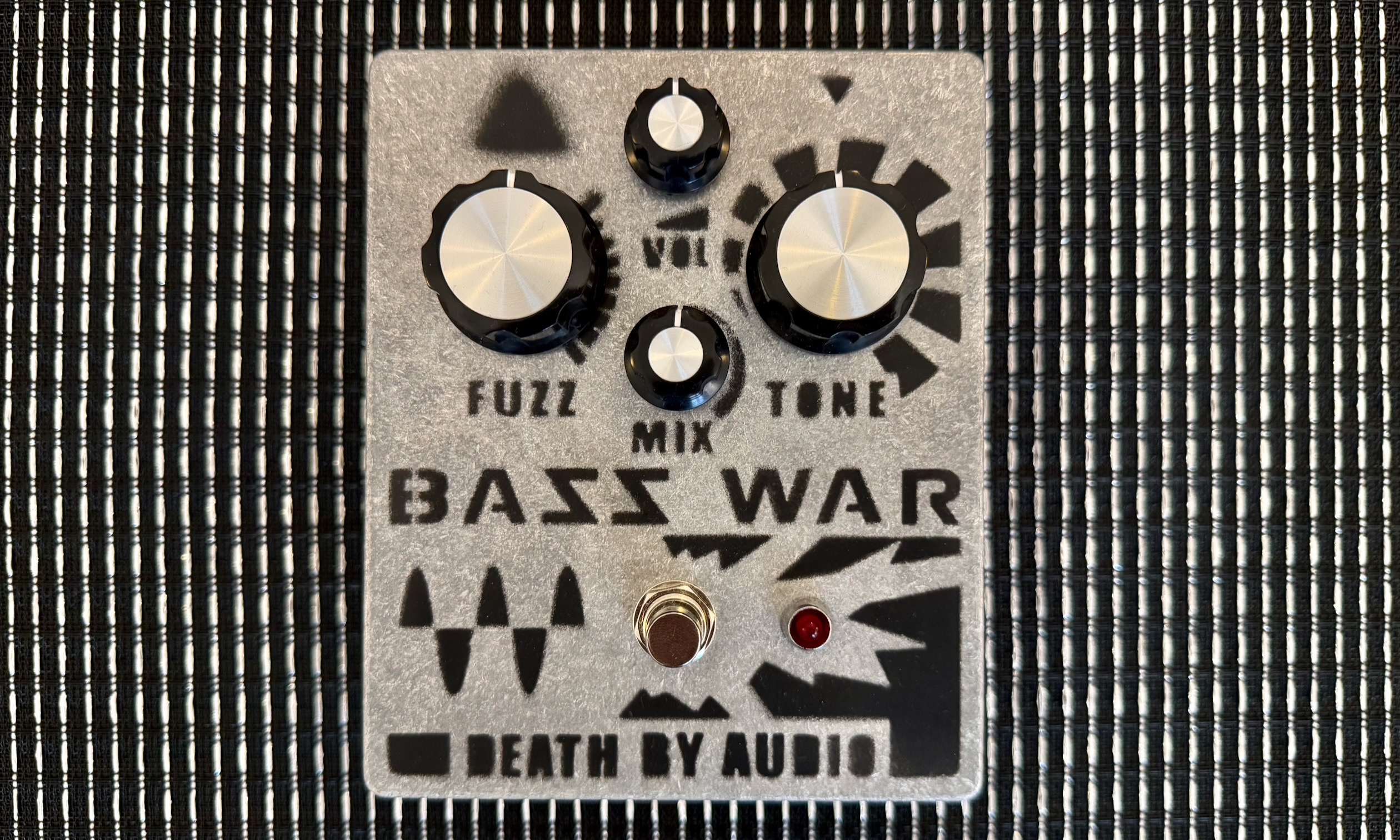 Death By Audio Bass War Fuzz Test - Bonedo