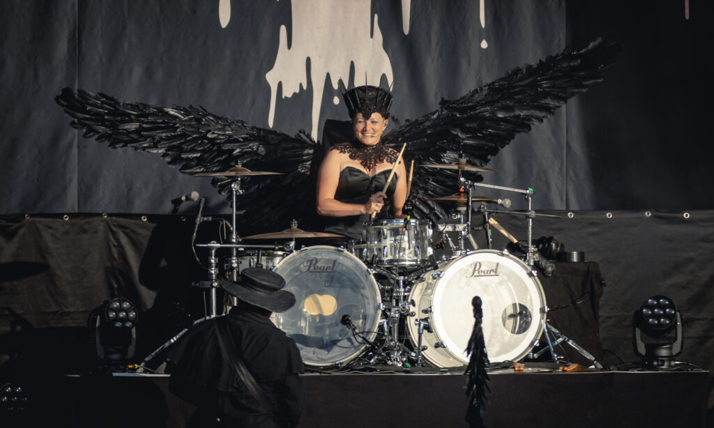 Mit weit ausgebreiteten Flügeln thront Katha Mia hinter ihrem Drumset. (Foto: Bernd Schwinn)