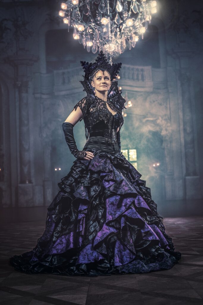 Bei offiziellen Fotoshootings darf das Outfit von Katha Mia dann etwas üppiger sein. (Foto: VD Pictures)