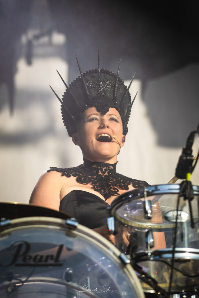 Auch als Sängerin fühlt sich Katha Mia vor allem hinter ihrem Drumset wohl. (Foto: Bernd Schwinn)