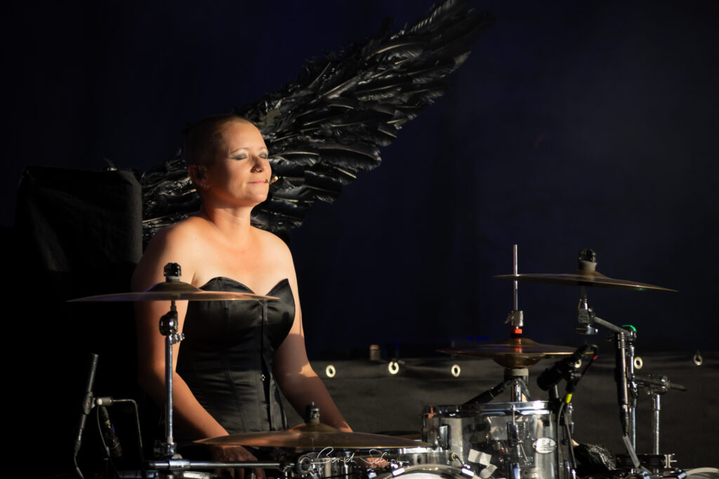 Innere Ruhe ist für Katha Mia die Grundlage von Stabilität und Bandführung bei Mono Inc.. (Foto: Bernd Schwinn)