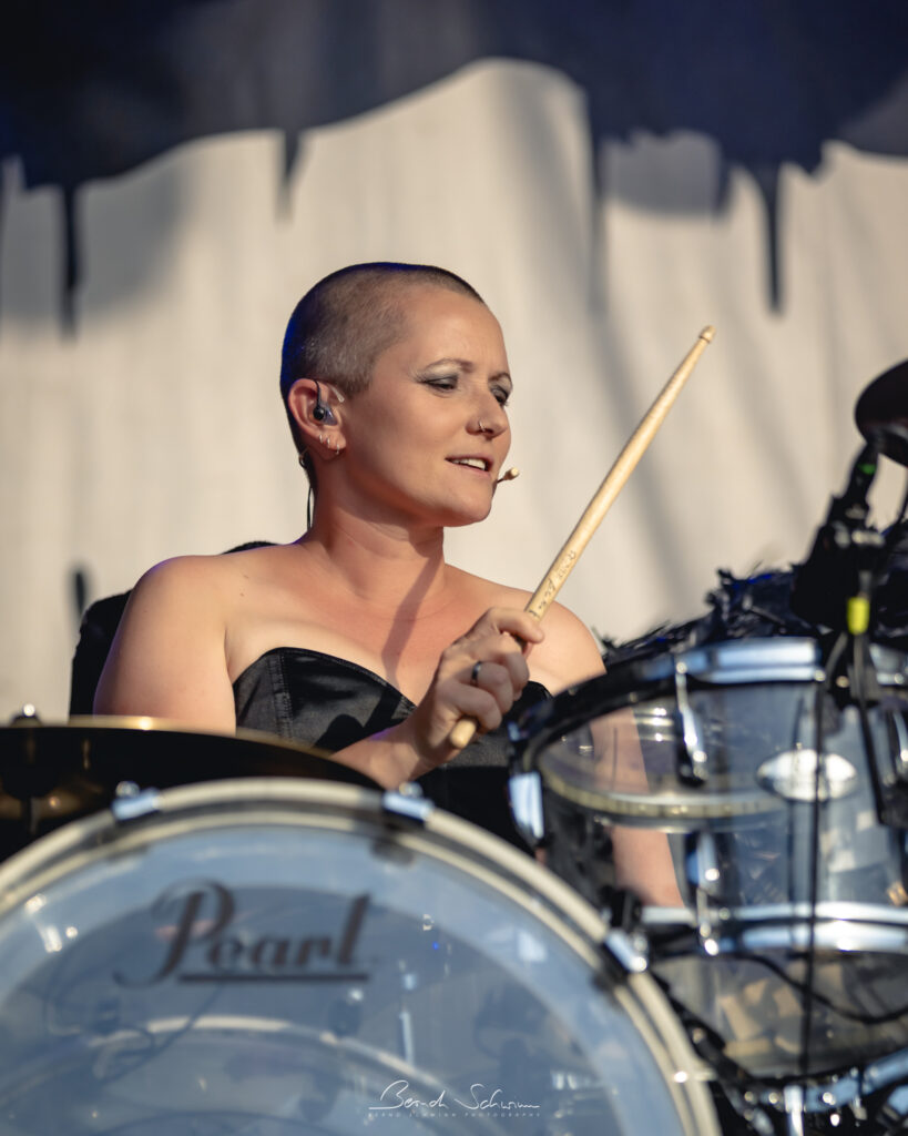 Jede Mono-Inc.-Show spielt Katha Mia zum Time-Code. Der Click im Ohr ist mittlerweile ihr „bester Freund“. (Foto: Bernd Schwinn)