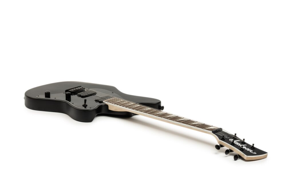 Die Jackson X Series Surfcaster HT6 überzeugt mit kraftvollen Pickups und guter Verarbeitung. Vor allem bei hoher Verzerrung – etwa in Genres wie Stoner Rock oder Metal – spielt sie ihre Stärken aus.