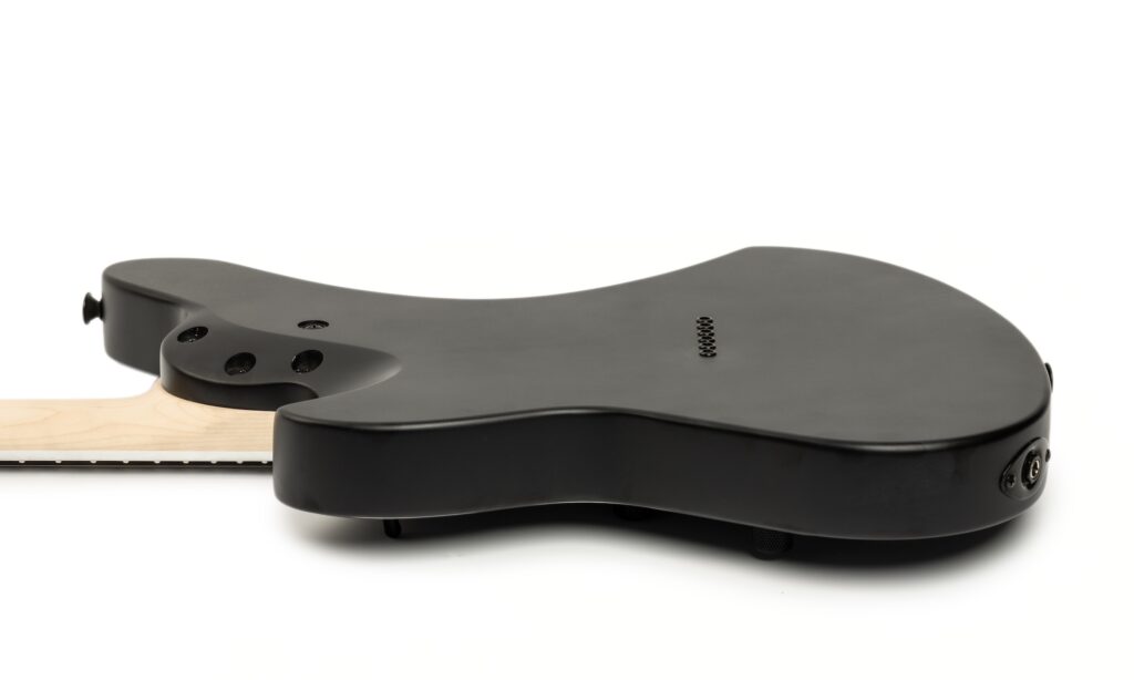 Mit 3,1 Kilogramm ist die Gitarre recht handlich, allerdings beim Spiel im Sitzen etwas kopflastig.