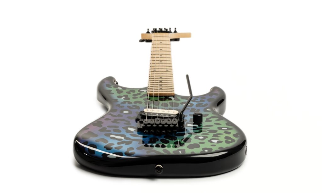 Die Feral Cat Baretta Rainbow Leopard erweist sich als hervorragende Rockgitarre, die nicht nur durch ihre auffällige Optik, sondern auch durch sehr gute Bespielbarkeit und ein stimmiges Preis-Leistungs-Verhältnis überzeugt.