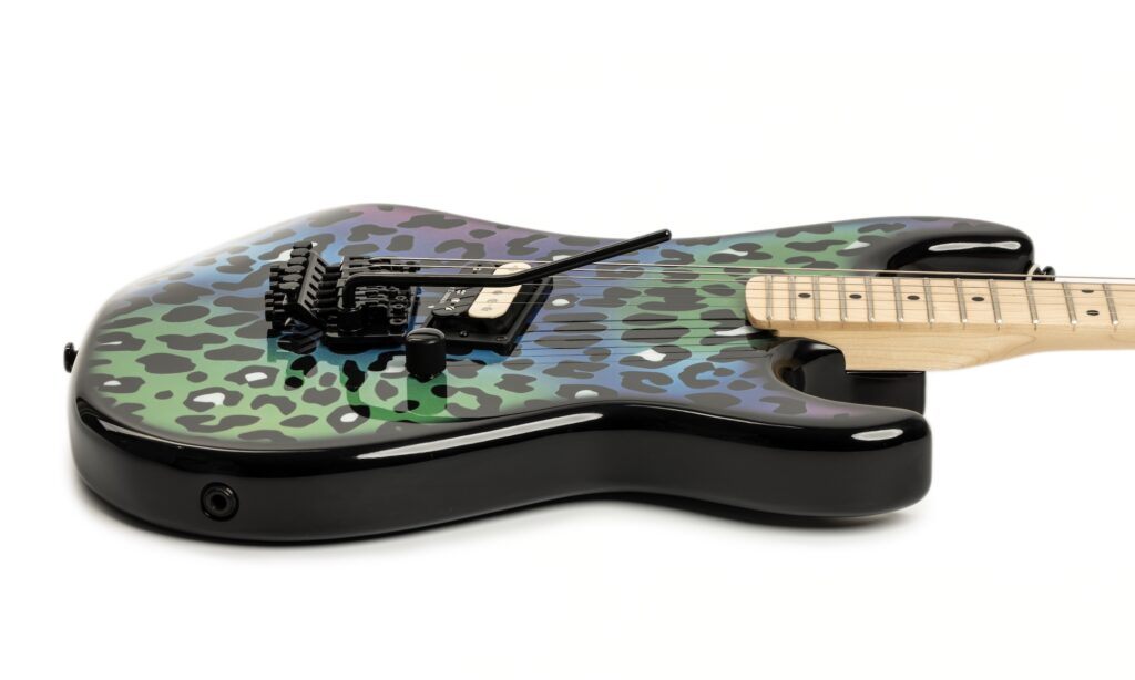 Um Verstimmungen bei intensivem Tremoloeinsatz vorzubeugen, laufen die Saiten über einen Floyd Rose R2 1000 Series Locking-Sattel zu den Mechaniken. 