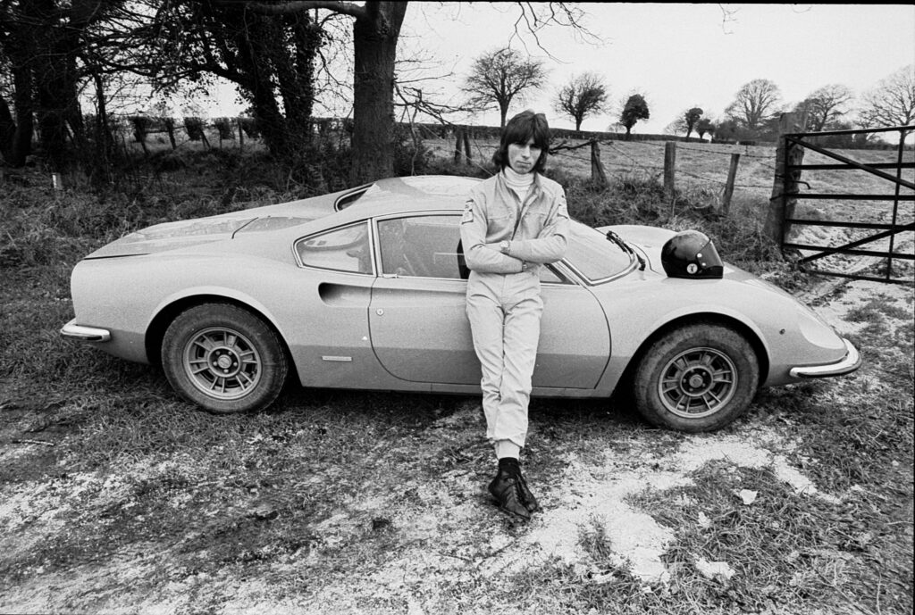 In den 1970ern zog er sich für kurze Zeit aus dem Musikbusiness zurück und tauschte das Schlagzeug gegen das Lenkrad – etwa bei Rennen der Formel Ford. (Foto: HARTLEY/Shutterstock)
