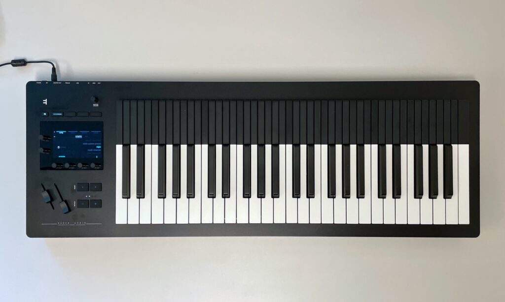 Die markante Tastatur des Osmose liegt frei auf.