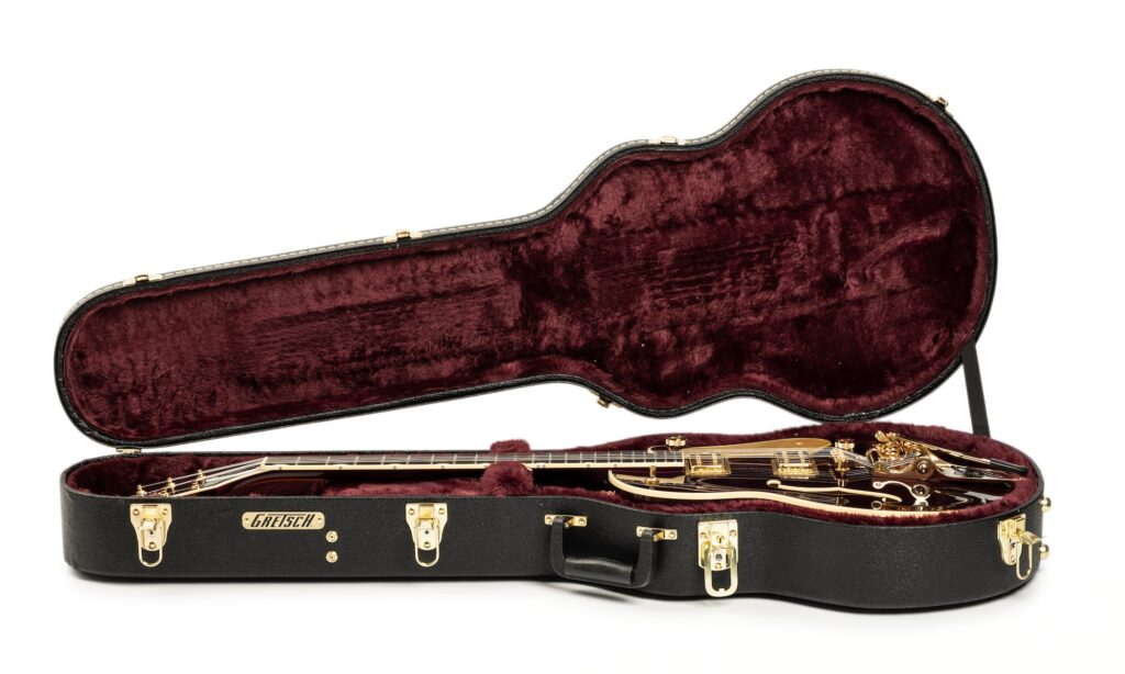 Weich gebettet: die Gretsch Broadkaster Jr. LX wird in einem edlen Koffer geliefert.