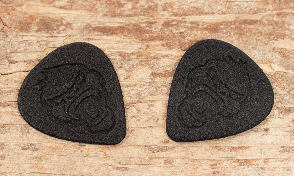 Eigenständiges Design trifft auf besonders geringes Gewicht und exzellente Griffigkeit – besonders in härteren Gangarten wie Rock und Metal machen die Picks aus Dachau eine sehr gute Figur.