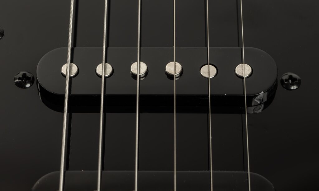 Die ST-JAMster ist mit einem Humbucker und zwei Singlecoils bestückt.