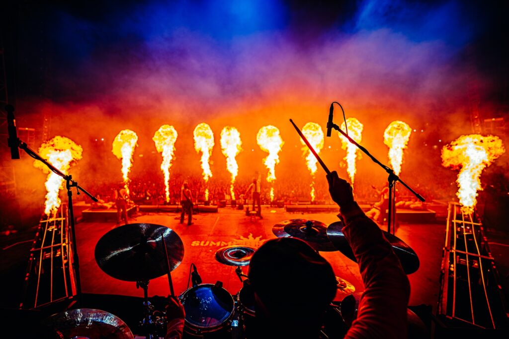 Die große Show gehört zu einem Kanonenfieber-Konzert. Foto: Jonas Tellkamp
