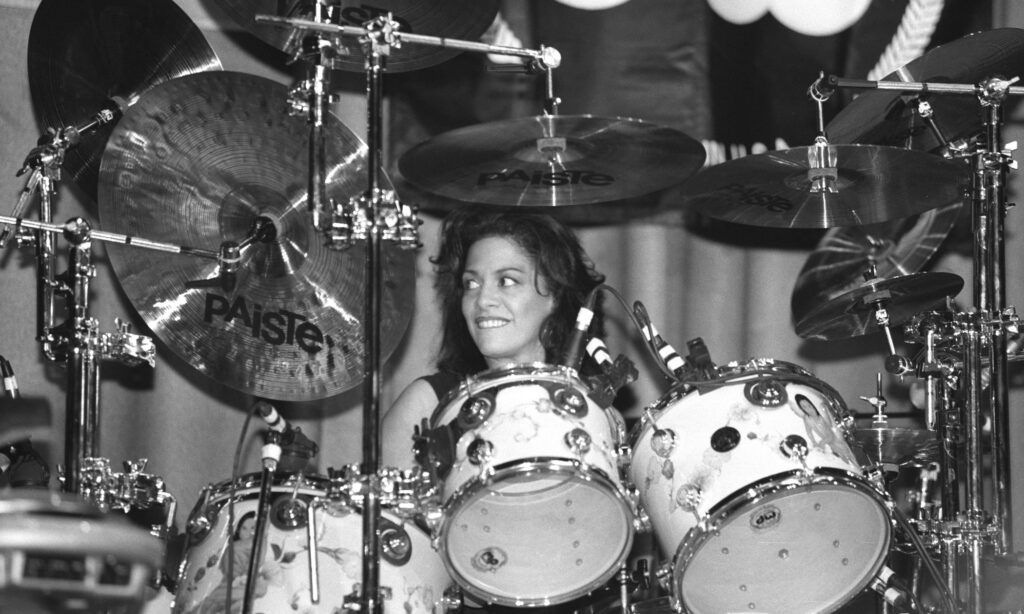 Sheila E., hier schon mit DW Drums, aber noch mit den Becken ihres bisherigen Ausrüsters Paiste zu sehen. | Bildquelle: Alamy / Concert Fotos