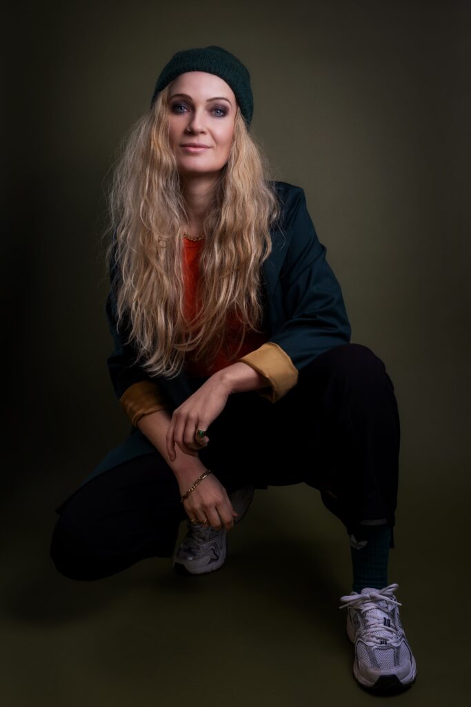 Nicht nur auf der Bühne ist Anika Nilles unterwegs, zu ihrem Tagesgeschäft gehört unter anderem die Leitung der Schlagzeugabteilung an der Popakademie. Foto: Marius Mischke
