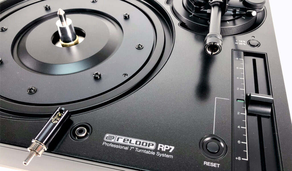 Der Reloop RP-7 ist mit einem kräftigen DC-Motor und einem geraden Tonarm ausgestattet. Die kleine Lampe ist aufsteckbar. 