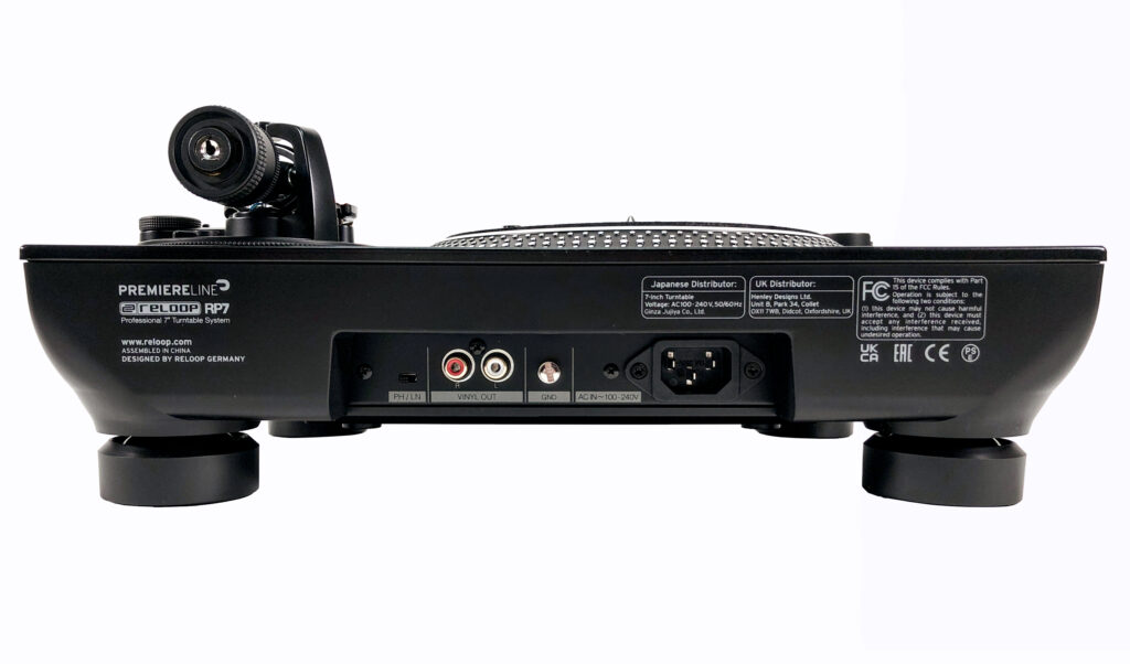 Das versenkte Anschlussterminal des Reloop RP-7 kommt mit vergoldeten umschaltbaren Phono- und Line-Ausgängen, einem Kaltgerätestecker und einem Erdungsschräubchen