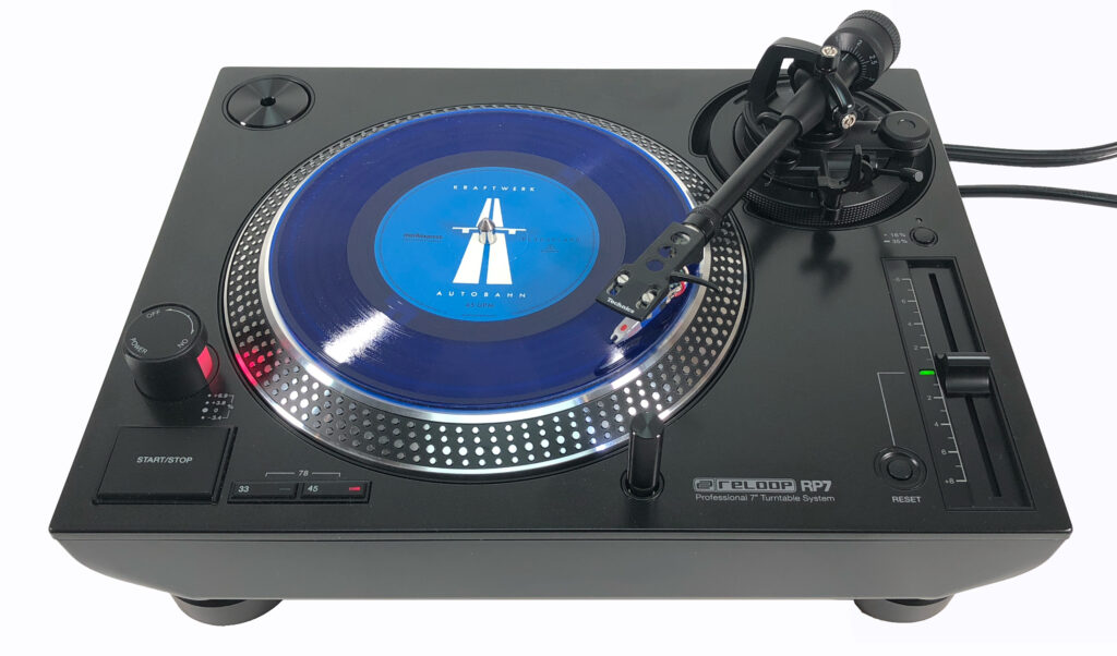 Reloop RP-7 und blaue Kraftwerk Single