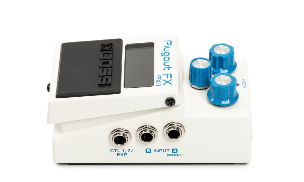 Die beiden Eingangsbuchsen und der Anschluss für einen externen Fußtaster oder ein Expression-Pedal sind seitlich rechts platziert. 