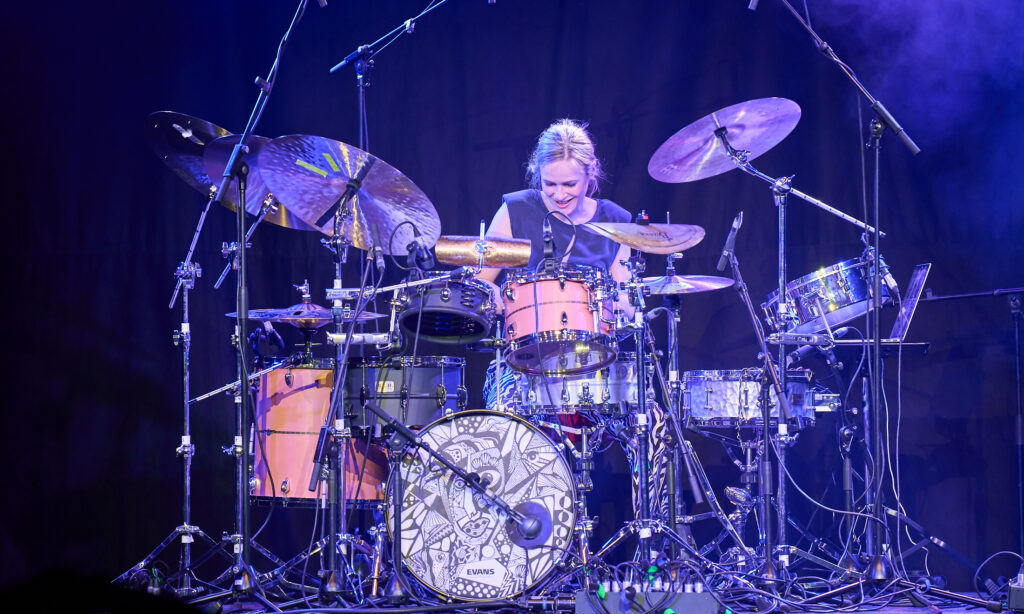 Rush Reunion 2026 - Anika Nilles an den Drums | 
Bild: Christoph Behm
