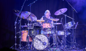 Rush kommen 2026 zurück – Anika Nilles beerbt Neil Peart auf dem Drumhocker Artikelbild