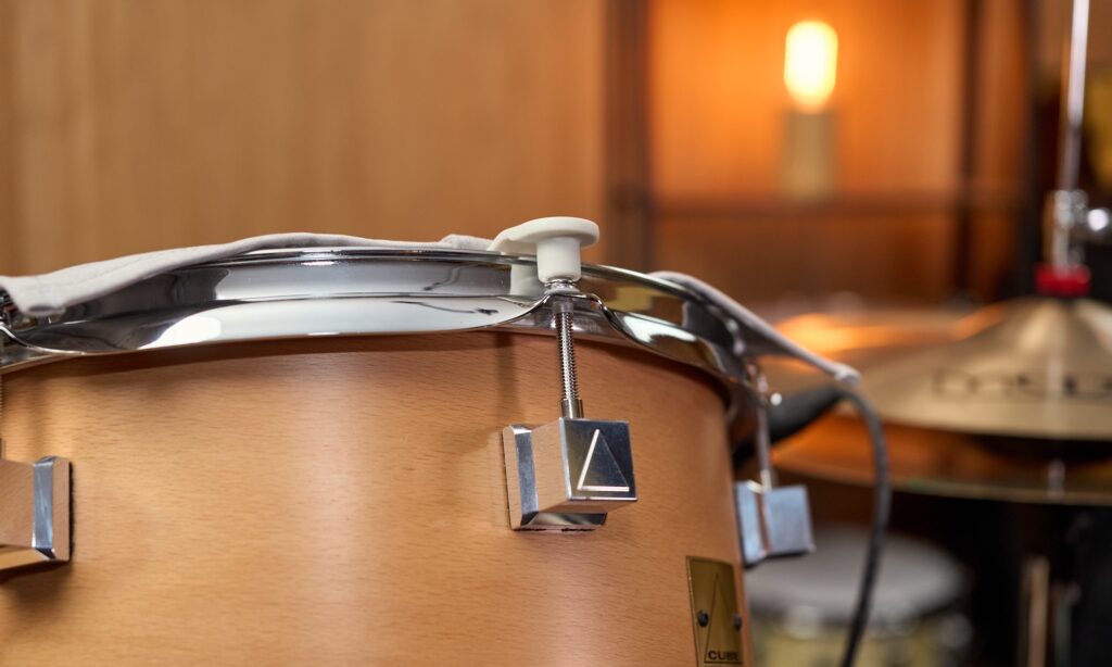 Ein „Dämpfer“ für Freunde von Schlitzschrauben (z.B. Vintage Sonor) ist die alleinige Befestigungsmöglichkeit an Vierkantschrauben. 