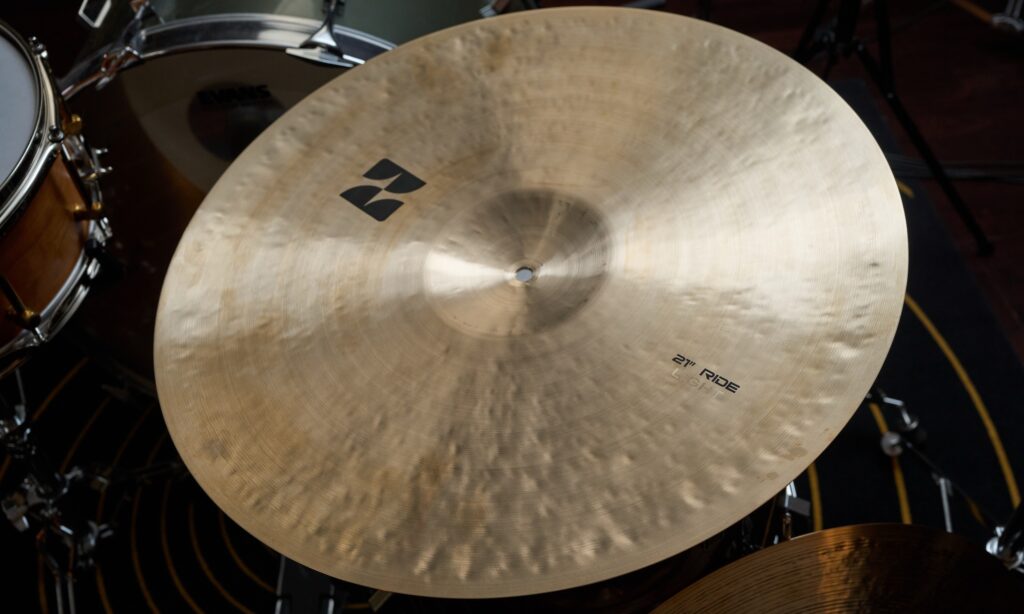 Der Light-Schriftzug sieht zwar schick aus, macht sich aber klanglich bisher nicht so stark bemerkbar.
