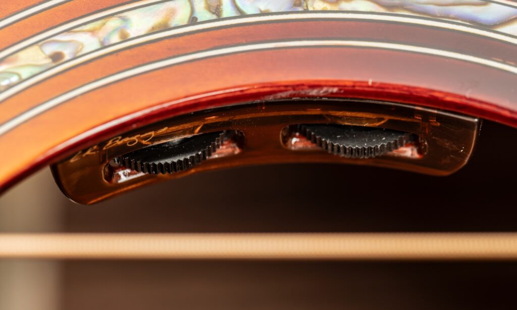 Bereit für dien Bühne – ein L.R. Baggs VTC Bronze Piezo-Pickup und Preamp sind installiert.