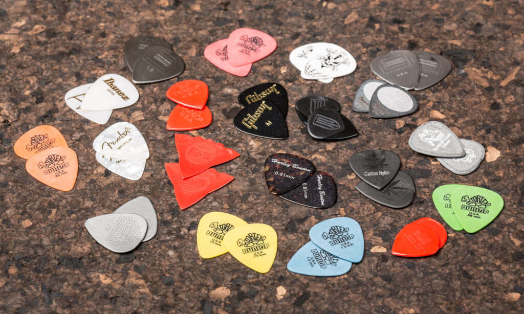 Form, Material und Stärke variieren je nach Hersteller – ein Grund, warum sich das Ausprobieren verschiedener Plektren lohnt.
