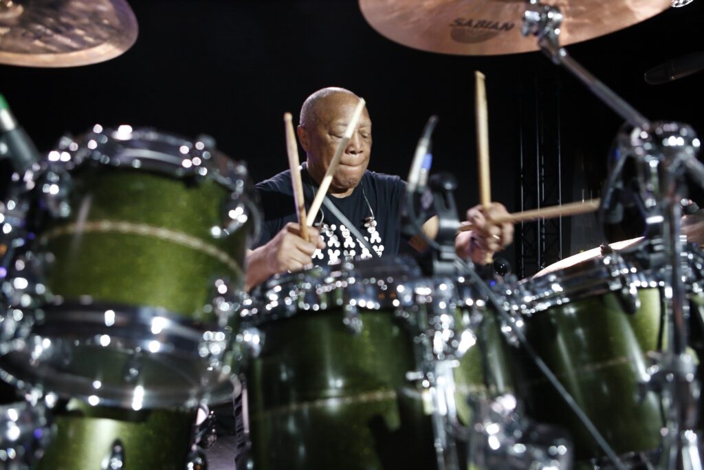 Das Spielen mit vier Sticks hat nicht nur Showgründe, sondern entlockt Cobhams Drumset einen ganz besonderen melodischen Reiz. Foto: Ingo Baron