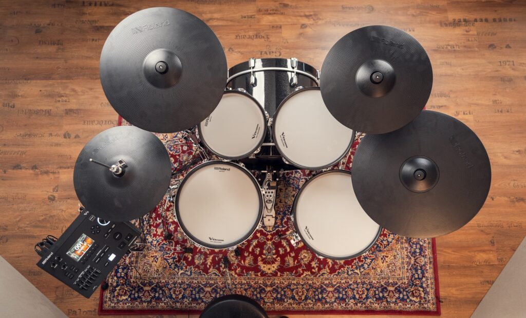 Die Konfiguration des Roland VAD516: 20“-Kick, 14“-Snare, 10“- und 12“-Hängetom, 14“-Standtom, 14“-Hi-Hat, 18“-Ride, 14“- und 16“-Crash.