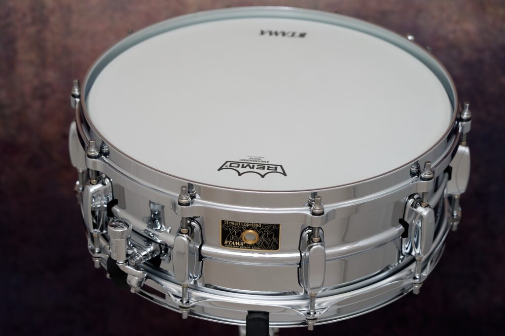 Top Sound, sehr gute Ausstattung und in Japan hergestellt: Die Tama Stewart Copeland Signature Snare ist zu Recht auf dem Weg zum Klassiker.