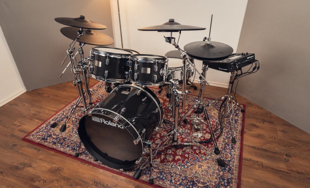 Im Lieferumfang des Roland VAD516 befindet sich ein Hardwaresatz – allerdings ohne Snareständer, Hi-Hat-Stativ und Fußmaschine.