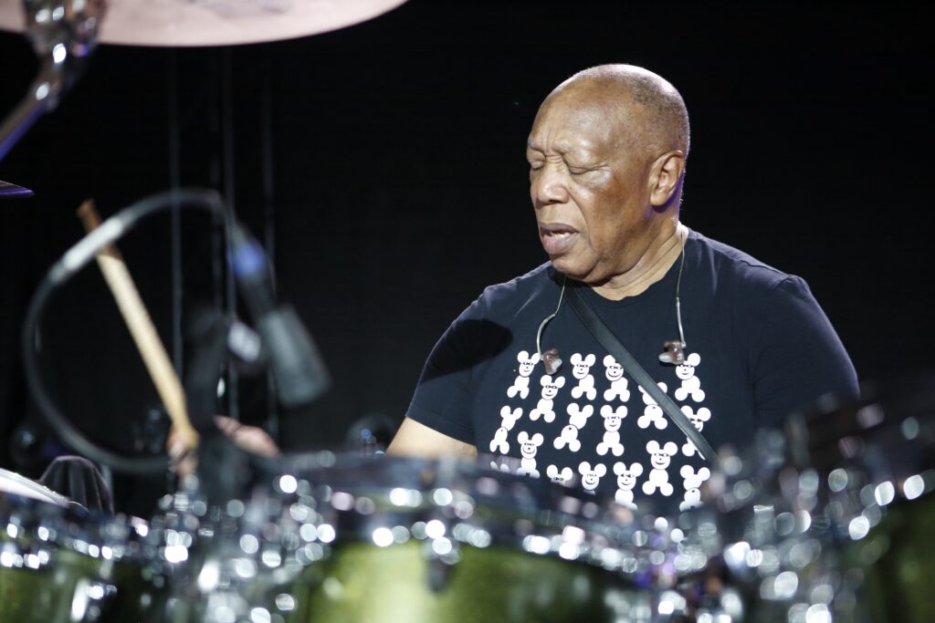 Billy Cobham ist auch nach 60 Jahren auf der Bühne ein Energiebündel.
