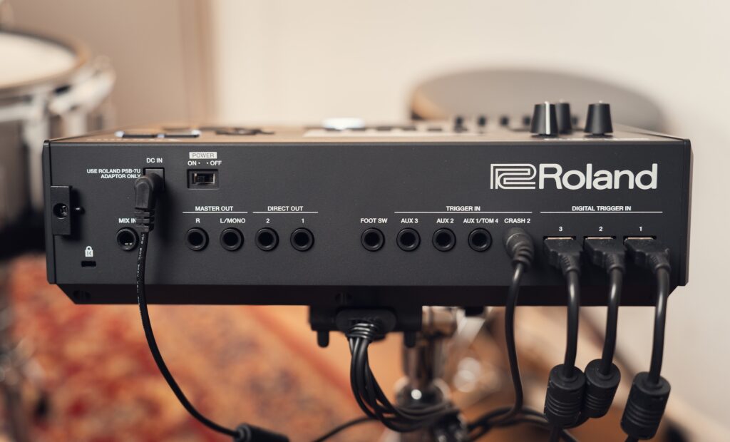 Die Anzahl der Anschlüsse des V51-Moduls ist nicht so groß wie beim V71, für den Einsatz auf der Bühne in den meisten Fällen aber ausreichend.