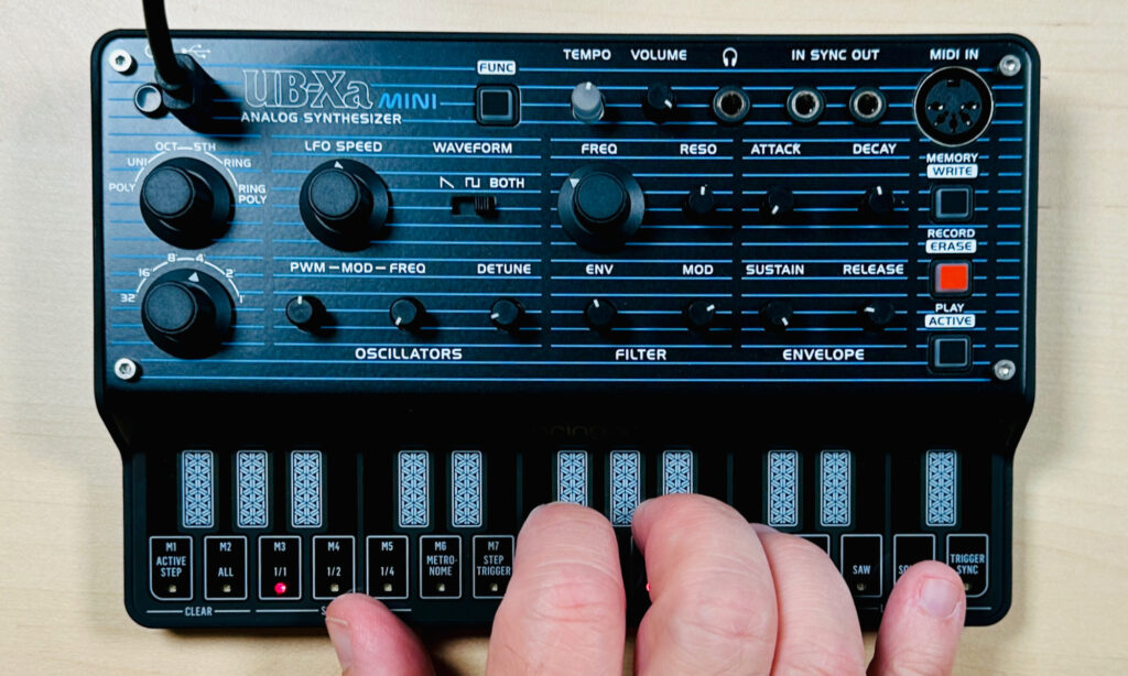 Das Panel des Behringer UB-Xa Mini präsentiert sich im Oberheim-Style und mit einigen praktischen Reglern. Nichts fürs „Klimpern“ ist das Touch-Keyboard.