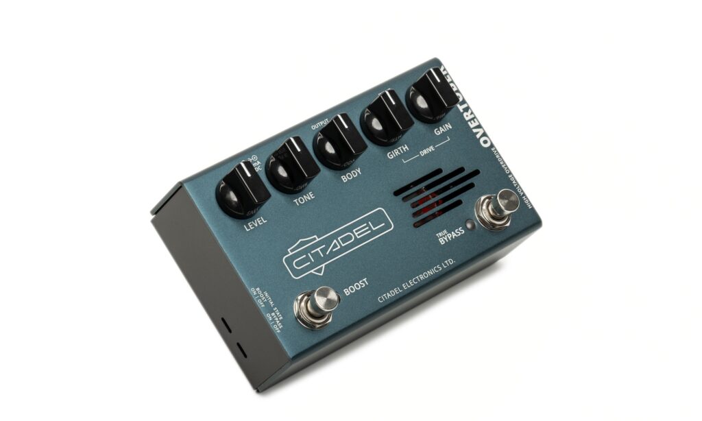 Ein interessantes Feature sind die beiden seitlich versenkten Schalter. So lässt sich bestimmen, ob der Overtuber bereits aktiv ist oder ob der Booster angeworfen wurde. 