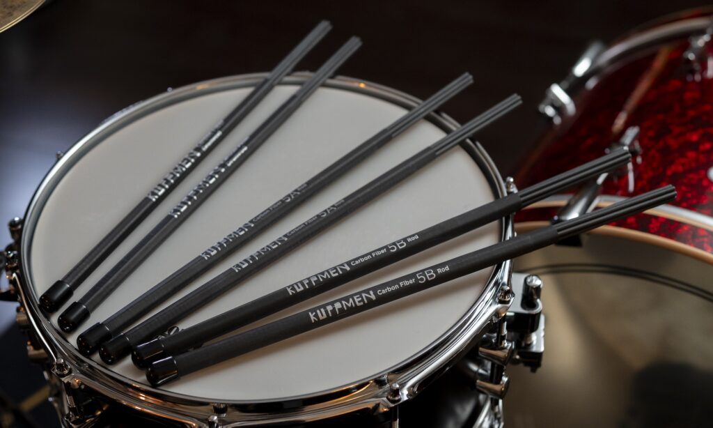 Leisere Alternative zu Sticks, die trotzdem prägnante Sounds bietet – die Kuppmen Carbon Fiber Drum Rods.