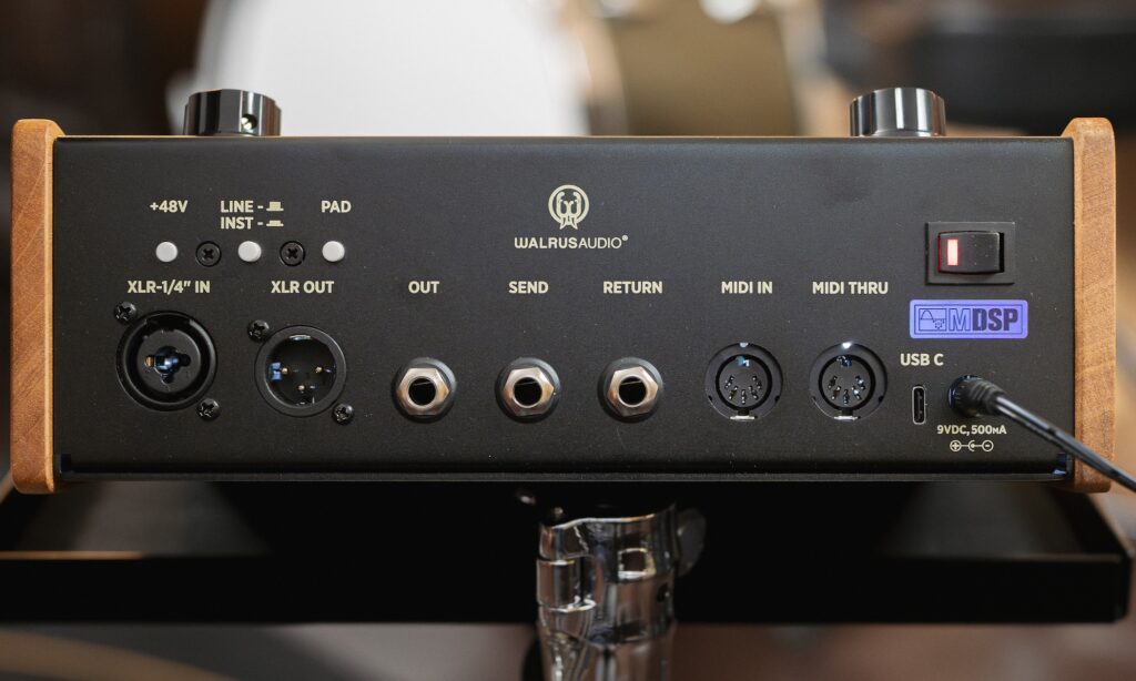 Ein Preamp, eine DI-Box, ein Wandler und eine MIDI-Schnittstelle sind bereits an Bord.